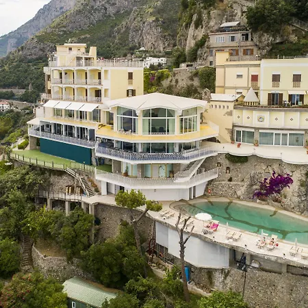 Grand Excelsior Hotel